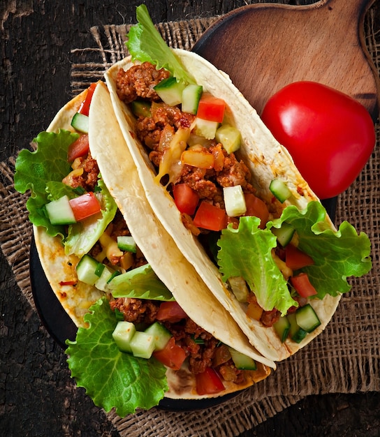 Tacos messicani con carne, verdure e formaggio