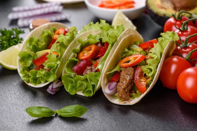 Tacos messicani con manzo, pomodori, avocado, cipolla e salsa di salsa