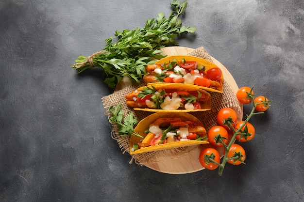 Tacos messicani con pollo e verdure alla griglia