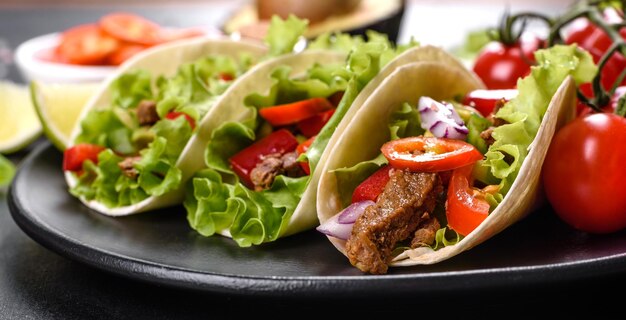 Tacos messicani con pomodori di manzo, cipolla di avocado e salsa