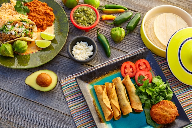 Tacos messicani di carnitas con flautas dal Messico