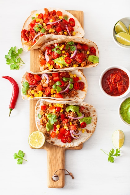Tacos messicani di manzo e maiale con salsa, guacamole e verdure