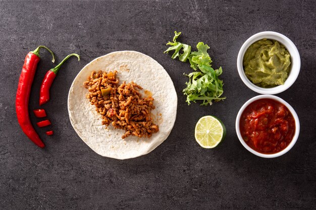 Tacos messicani ingredienti sulla tavola di legno