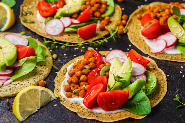 Tacos vegani con ceci al forno, avocado, salsa e verdure.