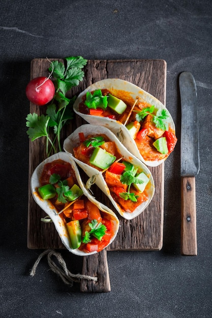 Tacos vegetariani e salutari come piccolo antipasto colorato