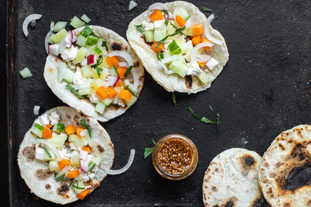 tacos verdure ripiene doner kebab focaccia vegetale taco sul tavolo cibo sano pasto spuntino