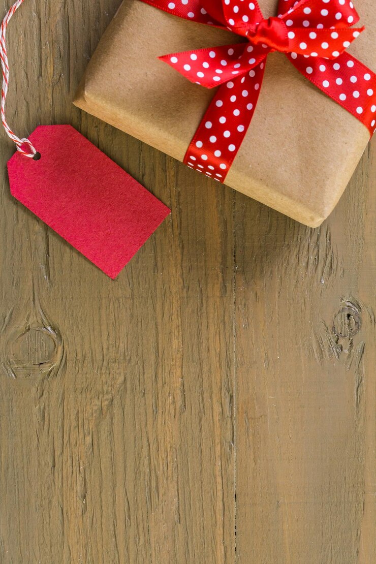 Foto tag con segno di vendita su tavola di legno.
