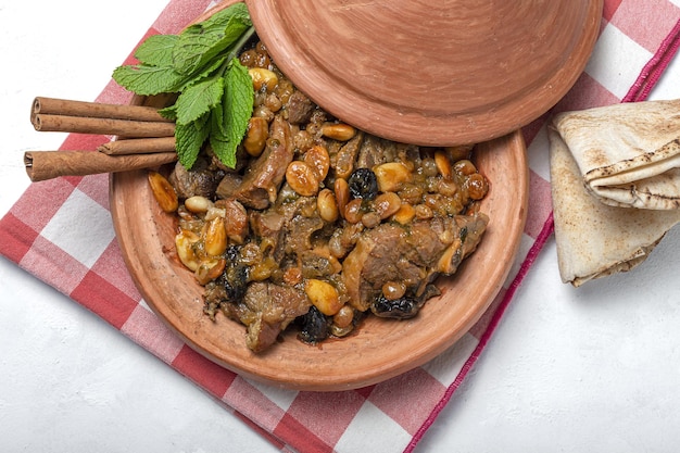 Tagine tradizionale marocchina di carne di agnello dall'alto