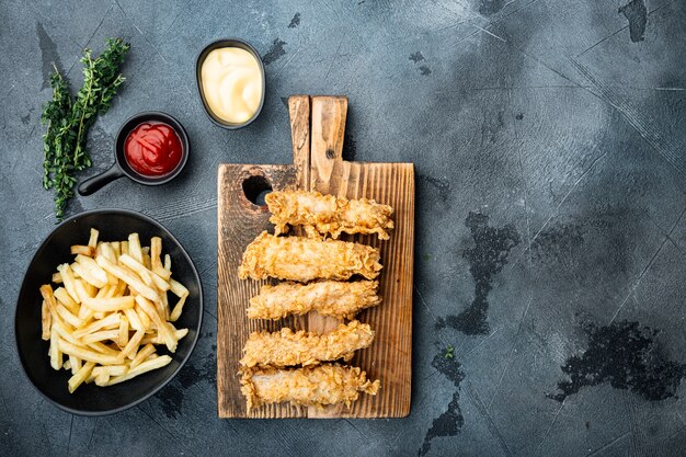 Tagli di offerte di pollo croccanti su sfondo grigio