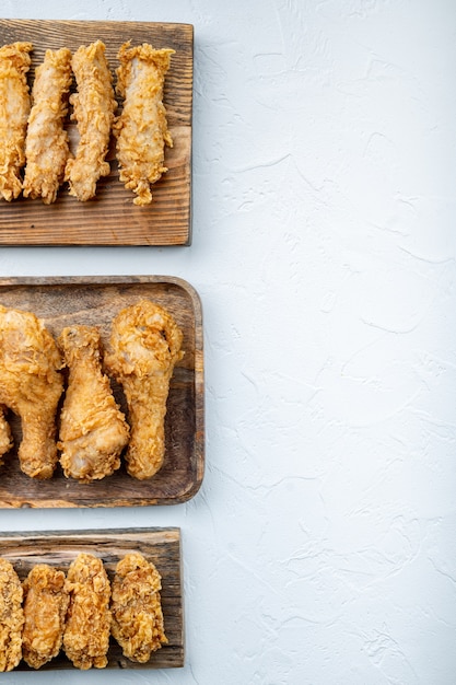 Tagli di pollo fritto barbecue coreano su sfondo bianco