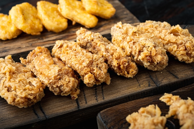 Tagli di pollo fritto barbecue coreano sul vecchio tavolo in legno scuro