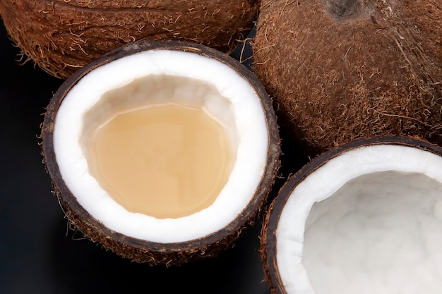 Taglia il cocco fresco con vero latte di cocco