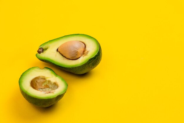 Taglia l'avocado maturo fresco sul giallo