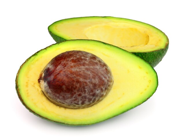 Taglia l'avocado maturo su bianco