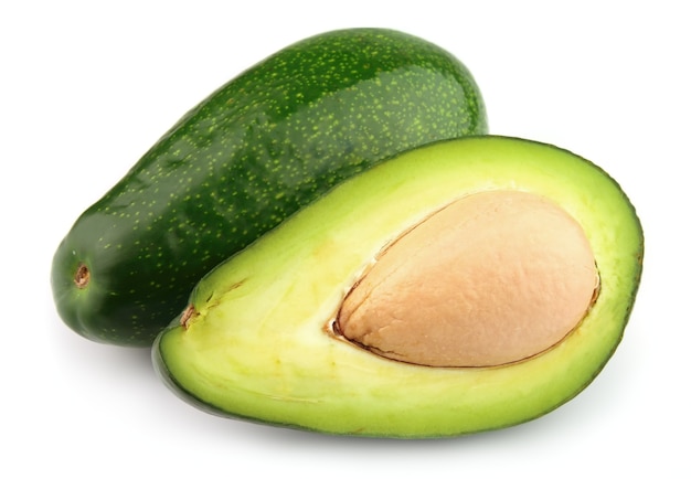 Taglia l'avocado maturo su bianco