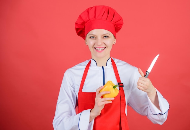 Taglia le verdure come uno chef Donna chef professionista tiene un coltello affilato Modi per tagliare il cibo come un professionista Concetto di abilità del coltello Scegli il coltello giusto Nozioni di base culinarie I migliori coltelli da acquistare Fai attenzione mentre tagli