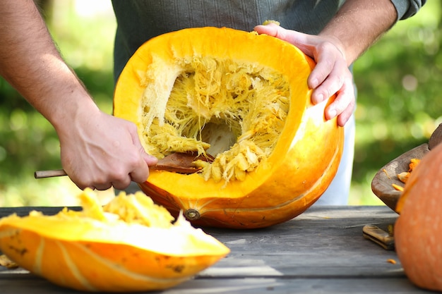 Taglia le zucche all'aperto