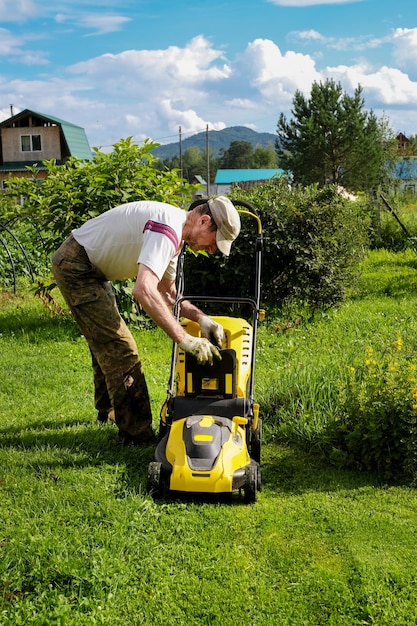 tagliaerba sull'erba verde