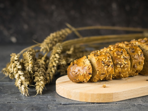 Tagliare a fette di baguette su un tagliere su un tavolo di legno.