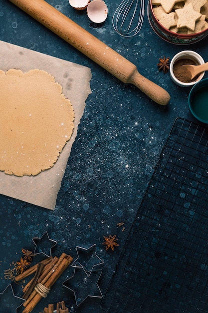 Tagliare biscotti a forma di stelle dall'impasto.