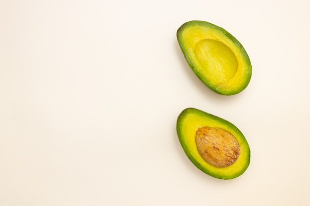 Tagliare e intero l'avocado su uno sfondo chiaro