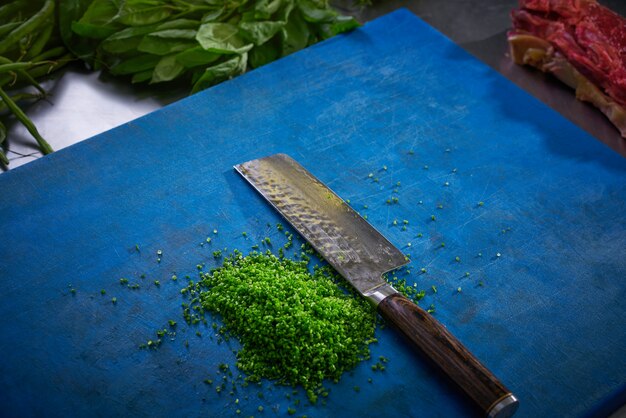 Tagliare erba cipollina nella cucina del ristorante