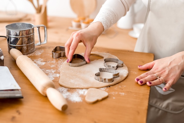 Tagliare i biscotti con stampi per pasta