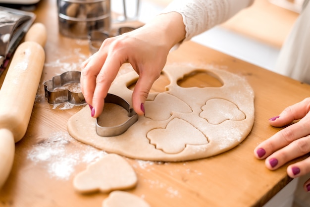 Tagliare i biscotti con stampi per pasta