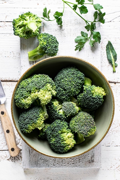 Tagliare i broccoli verdi freschi al naturale