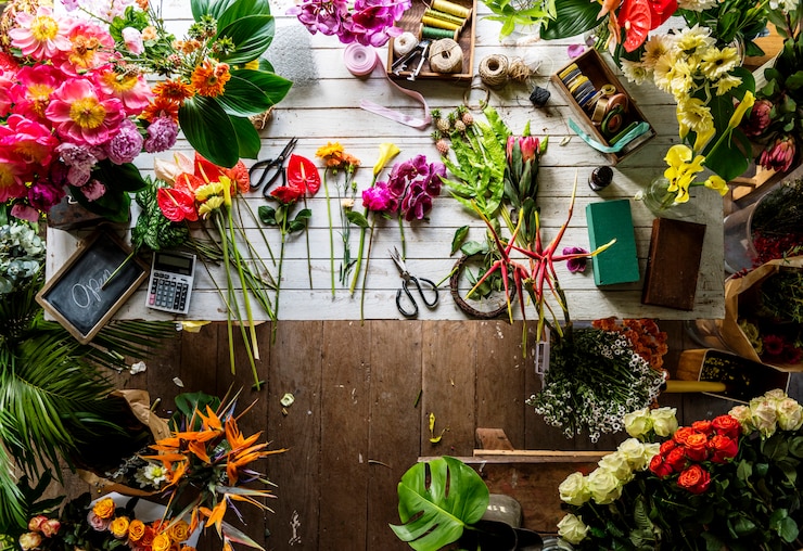 Foto tagliare i fiori su un tavolo pronto per la disposizione