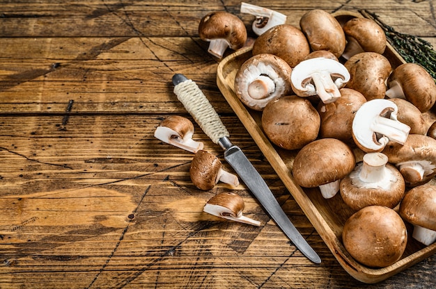 Tagliare i funghi champignon marroni crudi