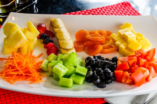 Tagliare il piatto di frutta e verdura.