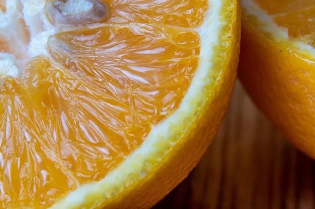 Tagliare il primo piano arancione per la foto a macroistruzione del succo