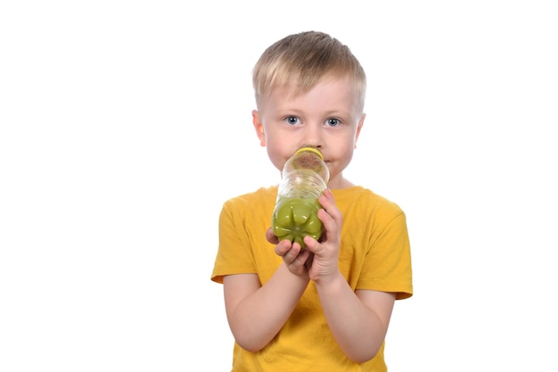 tagliare il ragazzo che beve succo di frutta fresca