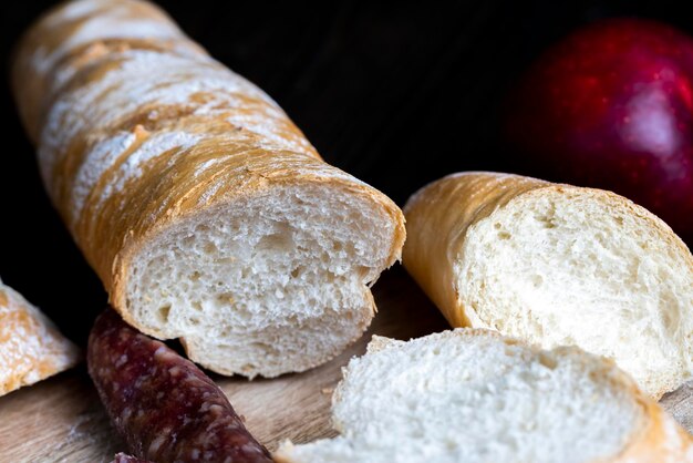 Tagliare la baguette di grano fresco in più pezzi