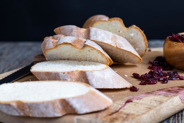 Tagliare la baguette di grano fresco in più pezzi