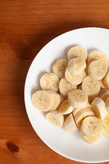 Tagliare la banana sul piatto