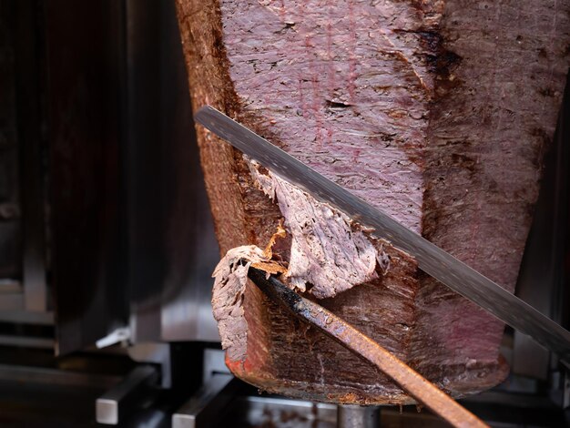 Tagliare la carne di doner in un ristorante di strada