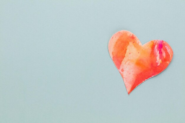 Tagliare la carta a forma di cuore, mettere su uno sfondo pastello. Concetti di San Valentino