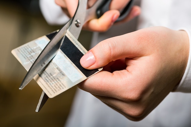 Tagliare la carta di credito con le forbici