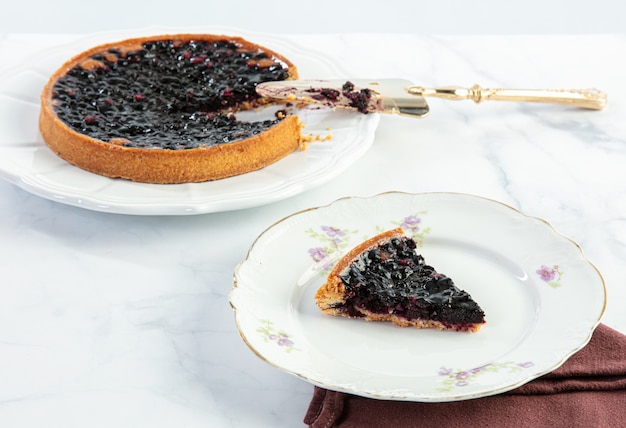 Tagliare la crostata di mirtilli con una fetta di torta