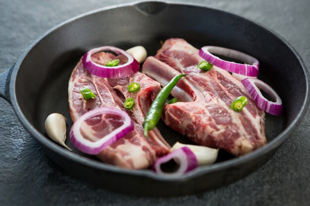 Tagliare la lama e peperoncini e cipolle tritati in padella