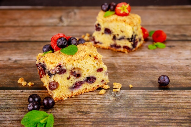 Tagliare la torta di panna acida con mirtilli freschi