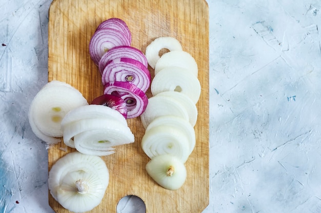 Tagliare le cipolle biologiche. Preparare l'insalata