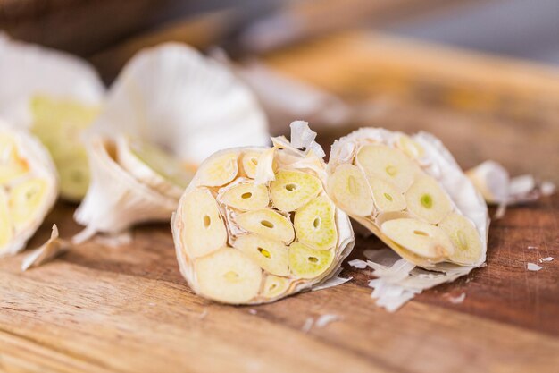 Tagliare le teste d'aglio per preparare la crema di aglio arrosto.