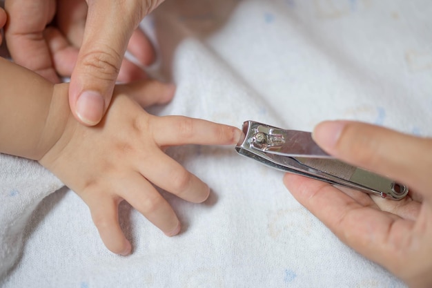 Tagliare le unghie del bambino