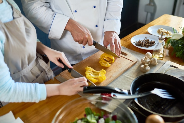 Tagliare le verdure per insalata