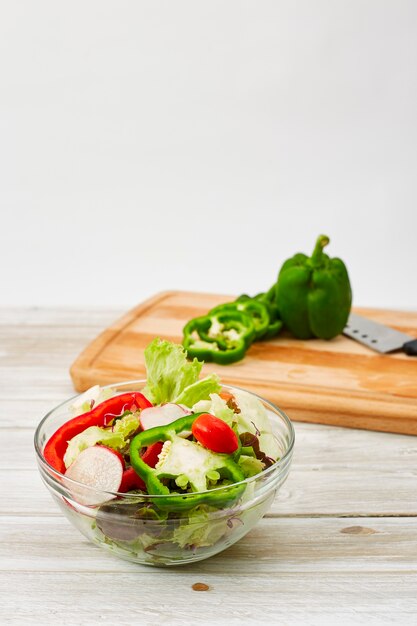 tagliare le verdure per insalata