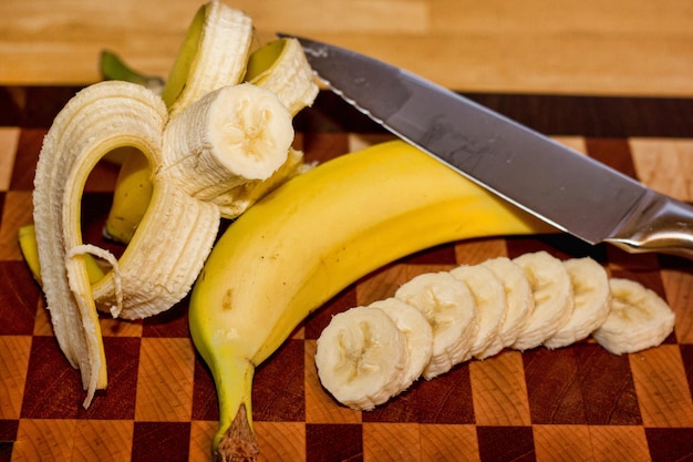 Tagliare una banana.