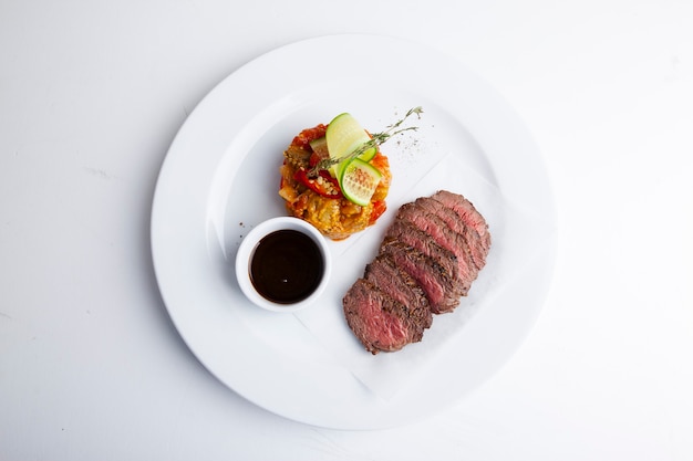 Tagliata di carne alla brace con riso e salsa rossa